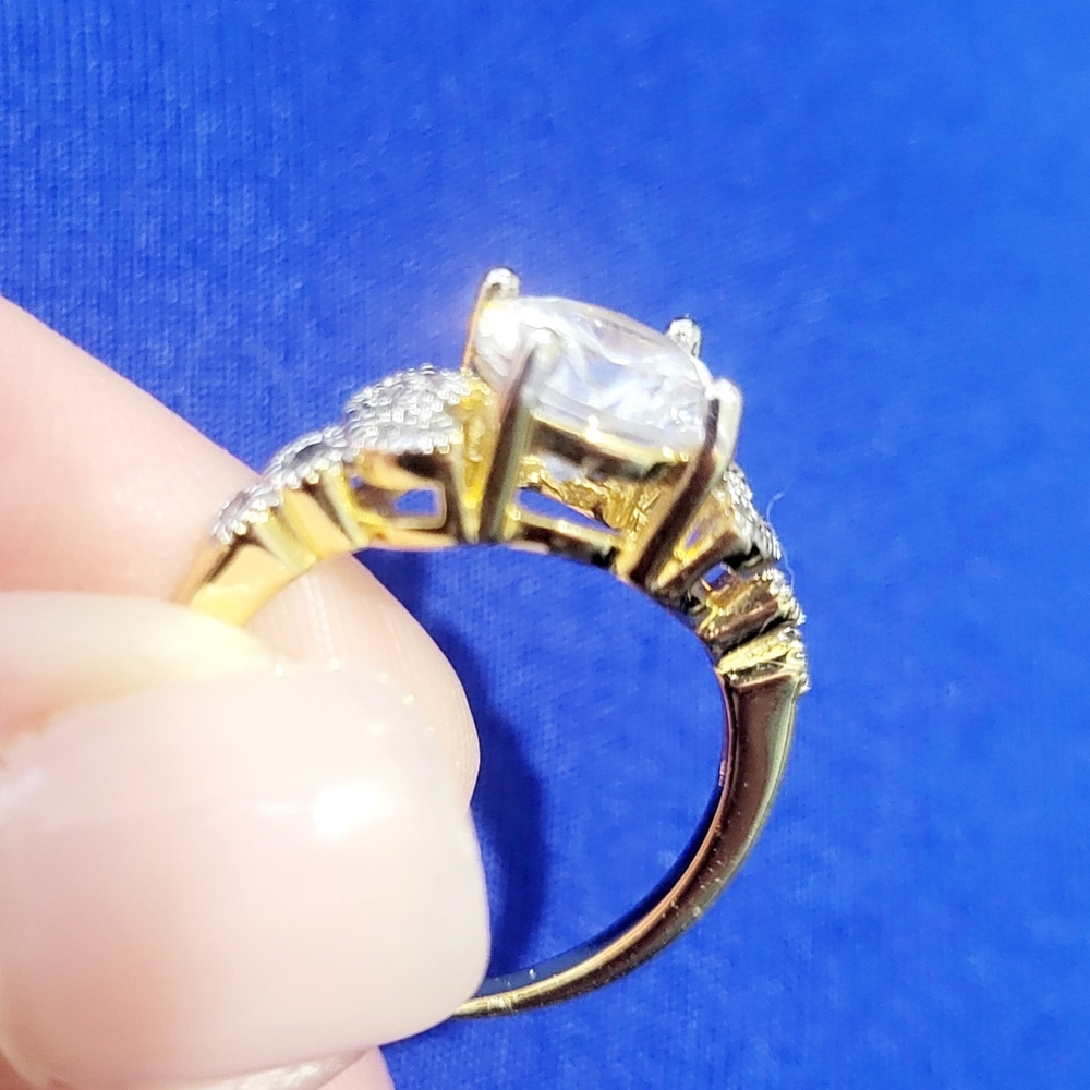 Elegant Gold Women's Ring Size 8